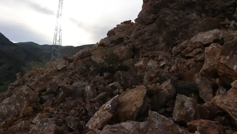 Erzurum'da Heyelan: Dev Kayalar Yolu Ulaşıma Kapattı, Bölgeyi Etkiliyor
