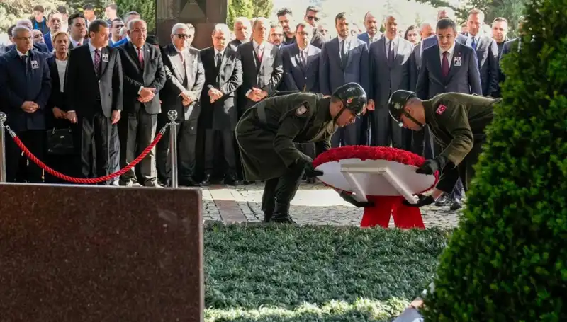 Turgut Özal'ın Anısına: Mezarı Başında Duygusal Tören