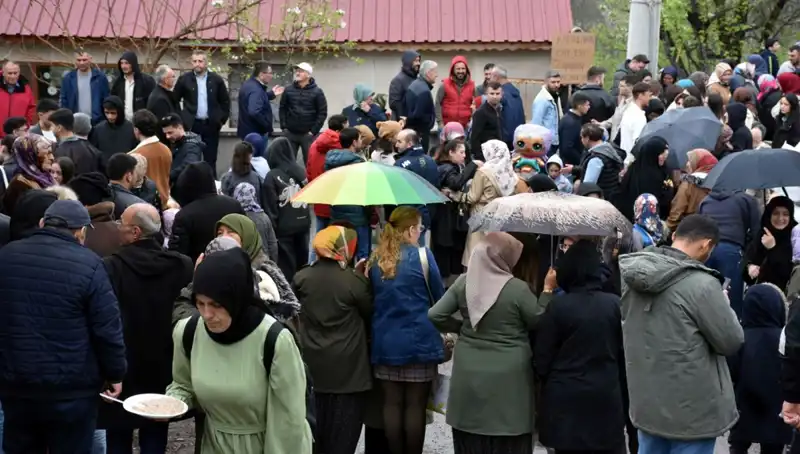 Bir Asırlık Geleneği Yaşatan Mutlu Bayram: 12 Bin Kişi Bir Araya Geldi