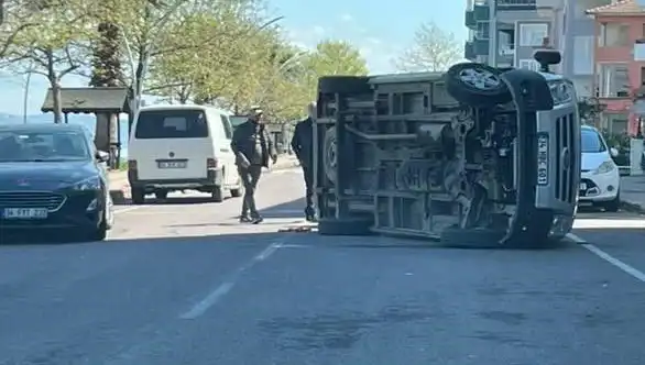 Otomobile Çarpan Araç Yan Yattı: Kaza Anına Şahit Olun!