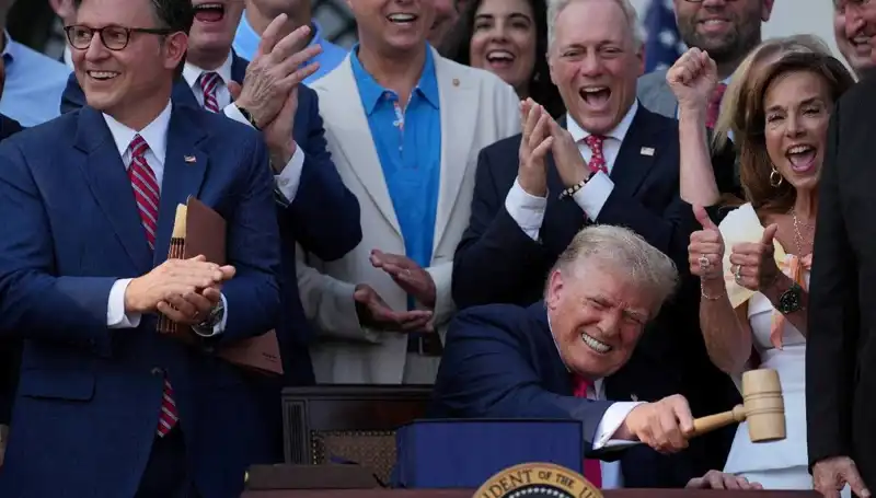 Trump’tan Radikal Değişiklik: "Büyük, Güzel Yasa Tasarısı" İmzalandı