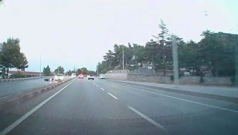 Otomobil ve Motosiklet Çarpıştı: Kaza Sonrası Yaralı ve Meraklı Kalabalık