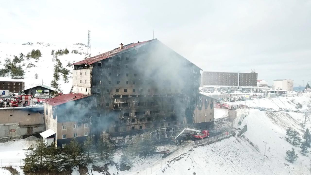 Bakan Tunç'tan yangınla ilgili açıklama: Otelin sahibi de dahil 4 kişi gözaltında