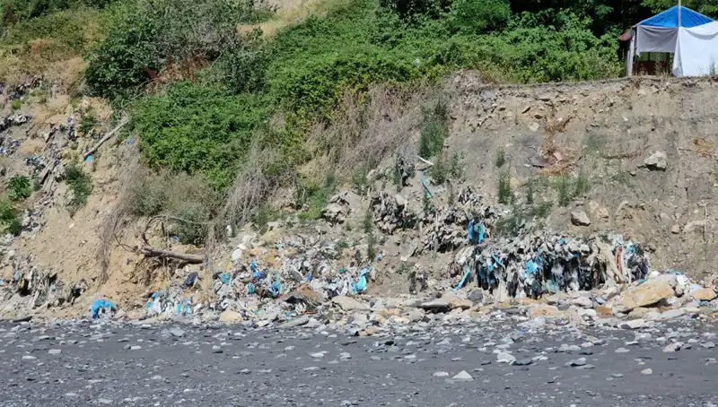 Kozlu Sahil'de Yükselen Tehlike: Çöp Yığını Krizi