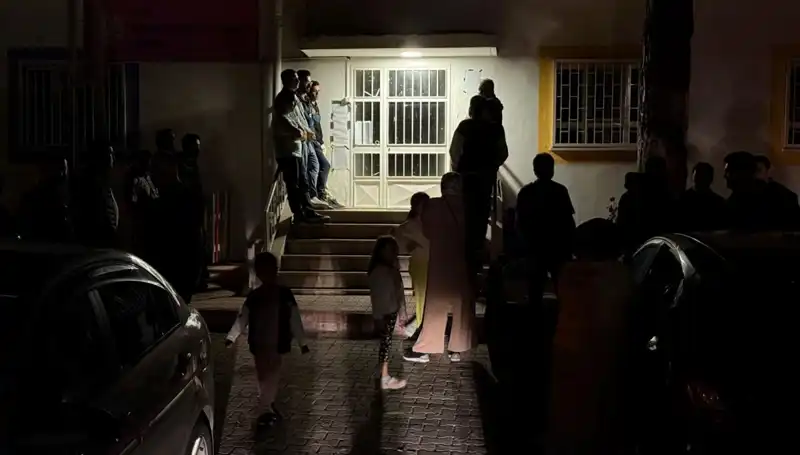 Anaokulu Kaydı İçin Gece Kuyruğuna Giren Aileler Dikkat Çekti
