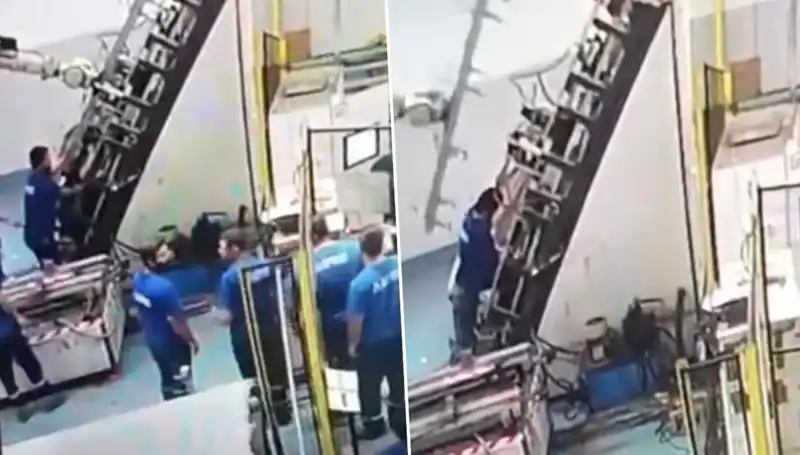 Fabrikada Feci Olay: Makine İşçinin Sırtına Saplandı, Hayatı Tehlikede