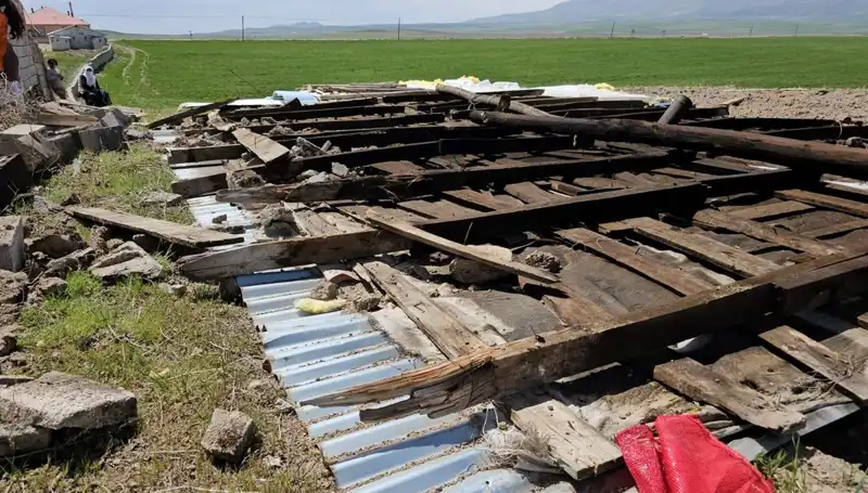 Bitlis’te Fırtına Alarmı: Çatılar Uçtu, Sokaklar Dolu Düzenine Karıştı