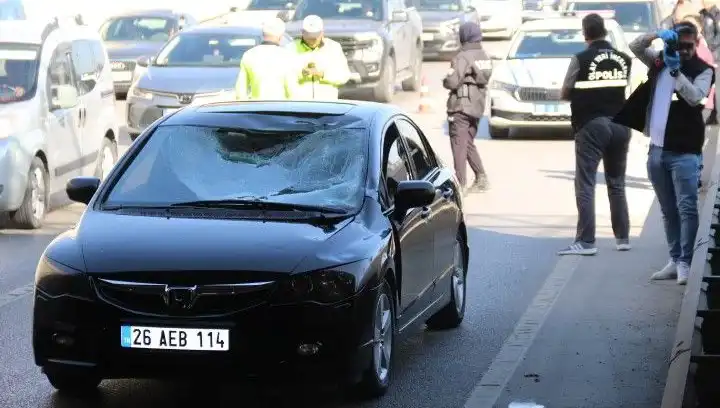 Polis Kimlik Kontrolü Yapan Genç, Köprüden Arabanın Üstüne Atlarken Hayatını Tehlikeye Attı