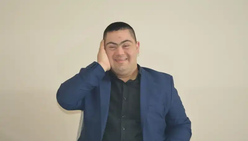 Down Sendromlu Genç Erdinç’in Hayali: Müzik ile Dünyayı Büyülemek
