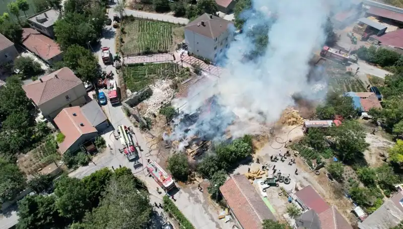 Arnavutköy’de Yangın Felaketi: Saman Balyaları Alevlere Teslim Oldu