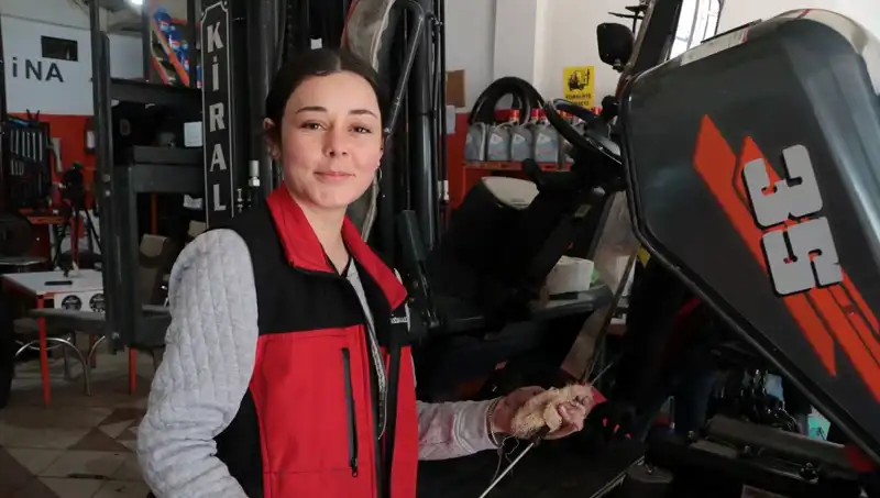 Sanayinin Tek Kadın Çalışanı Melike Hanım: Forklift Servisinde Çıraklık Yapmaya Başladı