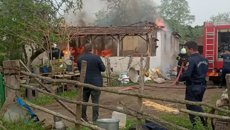 Elektrik Kontağından Çıkan Yangın, Evde Büyük Paniğe Neden Oldu