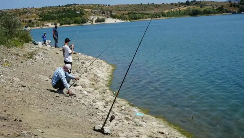 Kafesler Patladı: Balık Tutkunları Baraja Hücum Etti!