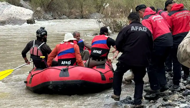 Zap Suyu'nda Mahsur Kalan 4 Kişi Kurtarıldı: İşte O Anlar!