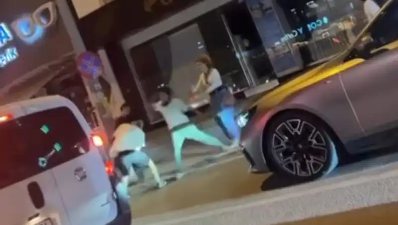 Cadde Boks Ringine Dönüştü: Yumruklar Havada Uçuştu, Kimler Kazandı?