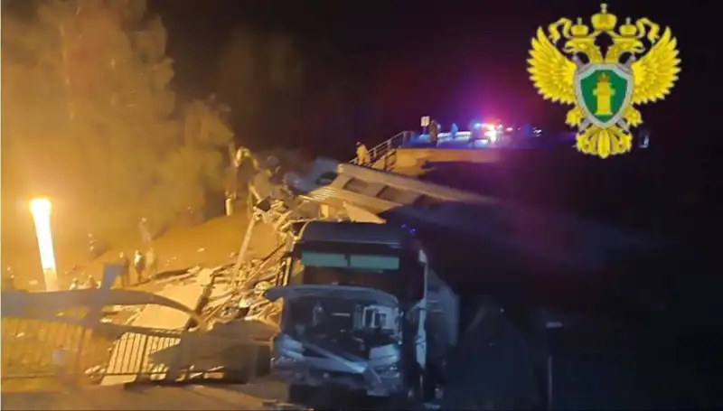 Rusya'da İki Köprü Çöktü, Tren Kazasında 7 Kişi Hayatını Kaybetti