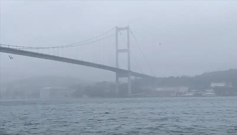 İstanbul Boğazı’ndaki Gemi Trafiğini Etkileyen Sis, Seferleri Aksatıyor