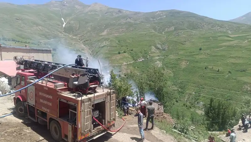 Van'da Trajik Yangın: Bir Çocuk Hayatını Kaybetti, Aile Perişan Oldu
