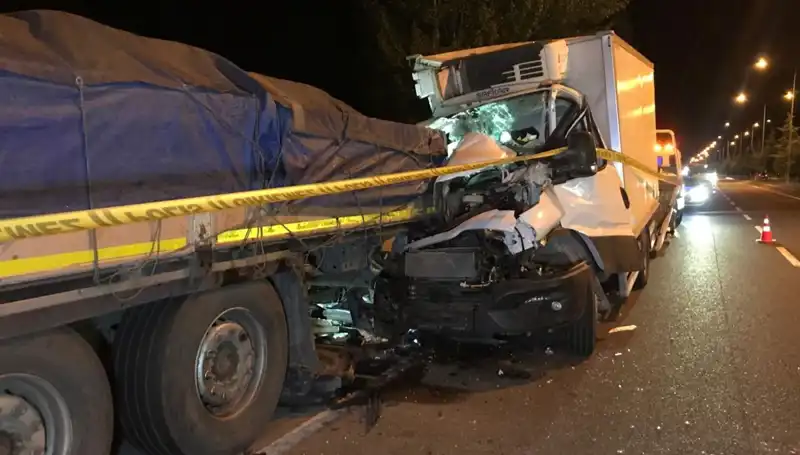 Park Halindeki Tıra Arkadan Vuran Kamyonette Feci Kaza: 1 Kişi Hayatını Kaybetti