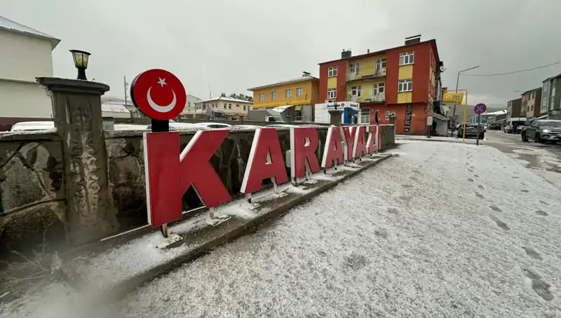 Temmuzda Yaşanan Ani Kar Yağışı Sürücüleri Şaşırttı: Yollar Beyaza Büründü!
