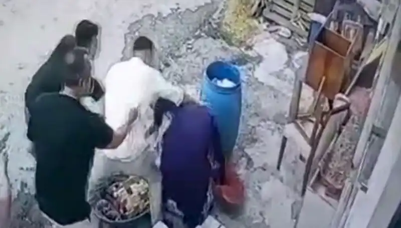 Başakşehir'de Bir Baba ve Oğul, Bidon Nedeniyledir Darbedilen Kadın Hayatını Değiştirdi