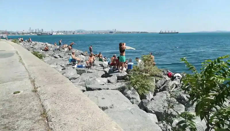 İstanbullular, Güneşin Tadı İçin Sahillere Akın Etti!