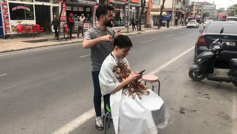 Deprem Anında Yarım Kalan Tıraşını Dışarıda Devam Ettirdi!