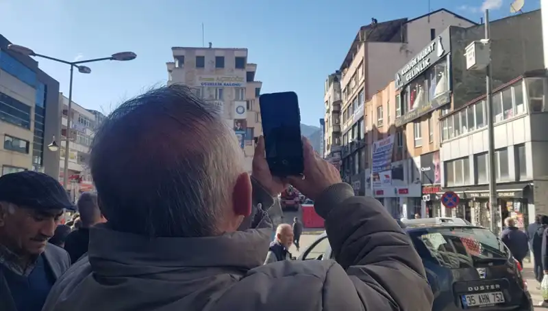 Çatıda Tehlikeli Yarış: Bir Kişiyi Kurtarma Mücadelesi