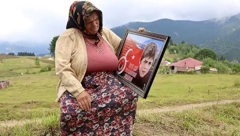 DEM Parti, Eren Bülbül'ün Annesini Unutmadı: Bayram Kutlaması ile Duygu Dolu Anlar