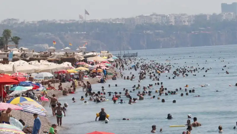 Antalya'da Sıcaklık Rekorları Kırılıyor: Deniz Su Sermaye Miktarı Alarm Veriyor!