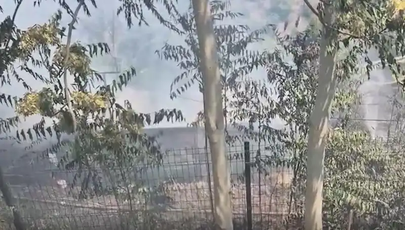 Sultangazi'de Otluk Alanda Çıkan Yangın Gecekonduya Sıçradı, Panik Yarattı