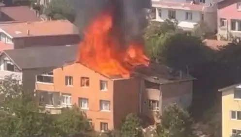 İstanbul’da Yangın Paniği: Dört Kişi Mahsur Kaldı, Ekipler Seferber Olmuştu
