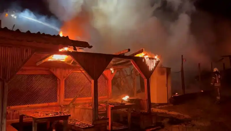 Şile'de Altı Gözleme Restoranı Alev Alev Yanaraktan Yıkıldı