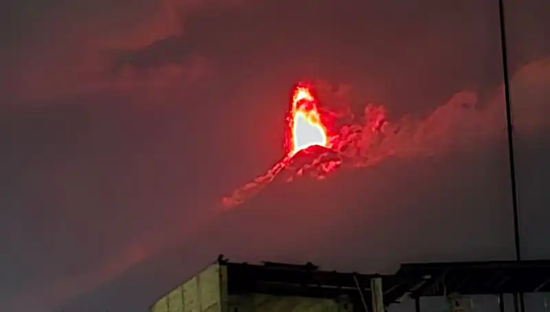 Fuego Yanardağı’nda Patlama: 30 Bin Kişilik Tahliye Krizi Kapıda