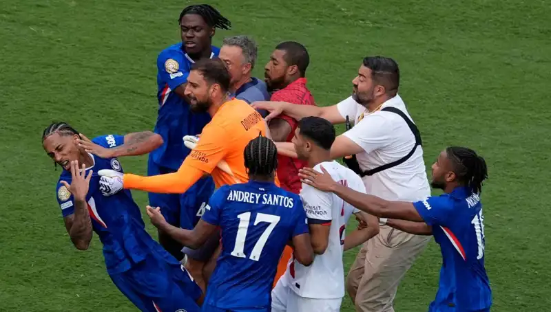 Dev Finalde Büyük Şok: Teknik Direktörden Futbolcuya Yumruk Atıldı!