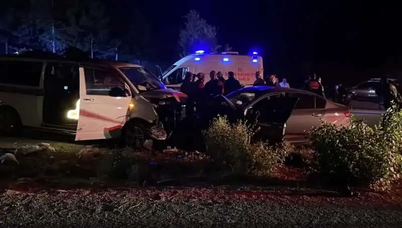 ** Şok Edici Ters Yön Faciası: Kafa Kafaya Çarpışma Can Aldı!**
