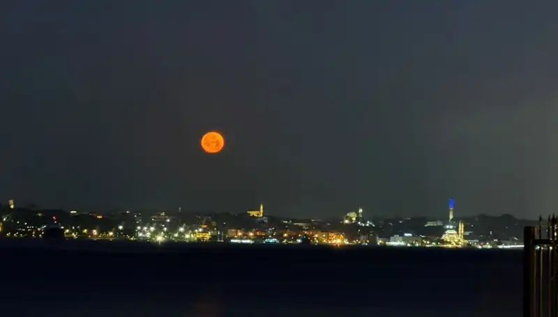 İstanbul'da "Çilek Dolunayı" Işığında Unutulmaz Bir Gece