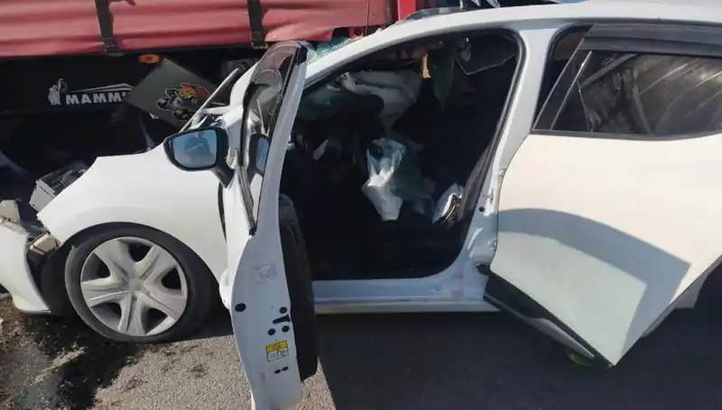 Sivas'ta Korkunç Kaza: Otomobil TIR'a Çarptı, 1 Ölü 2 Yaralı