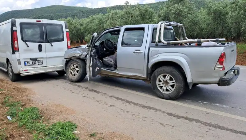 Bursa'da Minibüs ve Kamyonet Çarpıştı: Fatih Büyülttü, İki Yaralı