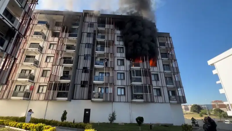 Çanakkale'de Korkutucu Olay: Yangınla Uyanan Mahallede Panik Hüküm Sürdü