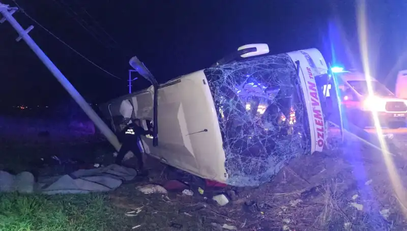 Van’da Yolcu Otobüsü Devrildi: 28 Kişi Yaralandı, Olay Anı ve Gelişmeler