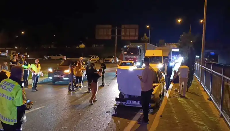 Otoyolda Kuralsız Geri Dönüş Yaparken Kazaya Karışan Araçta İkisi Çocuk Dört Yaralı