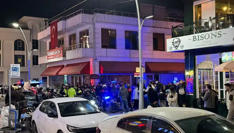 Kafe Önünde Yaşanan Kanlı Olay: Havaya Ateş Açtı, Patronu Bıçakladı!