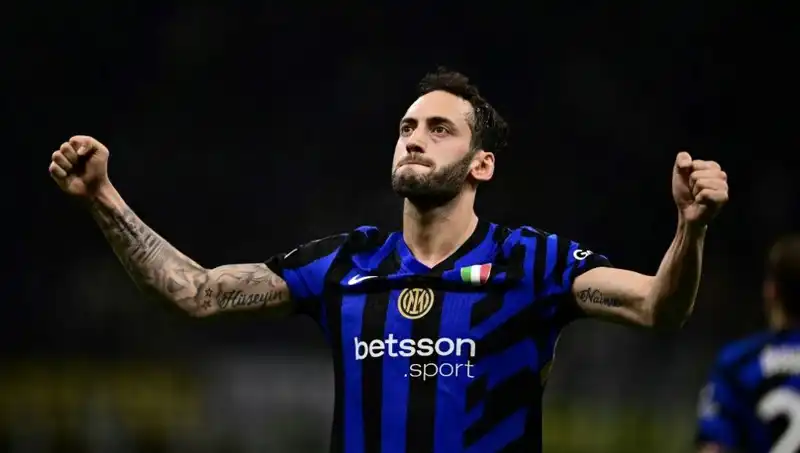 Hakan Çalhanoğlu Tatile Girdi, Inter Kampta Onu Bekliyor!