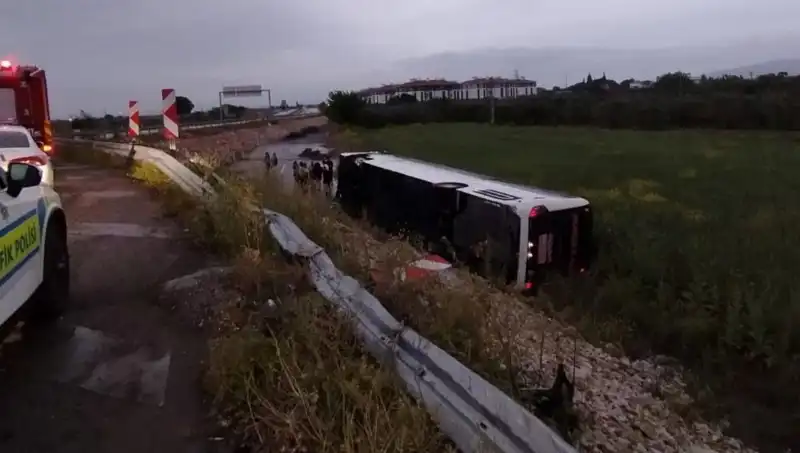 Manisa'da Yolcu Otobüsü Kazasında Yaralılar: Olayın Detayları ve İlk Cevaplar