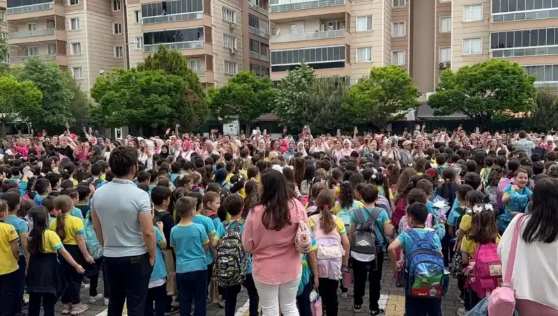 Öğrencilerden Annelerine Unutulmaz Anneler Günü Sürprizi