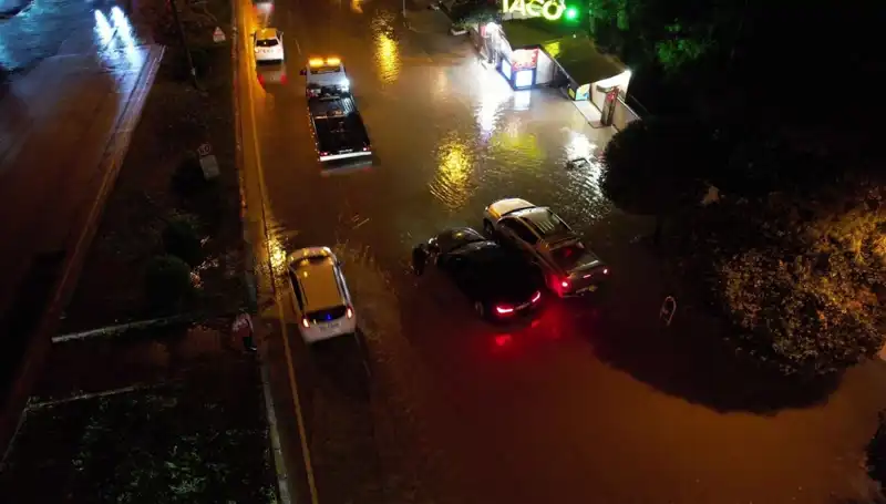 Adana'da Sağanak Yağmur Hayatı Felç Etti: Cadde ve Yollar Sular Altında Kaldı