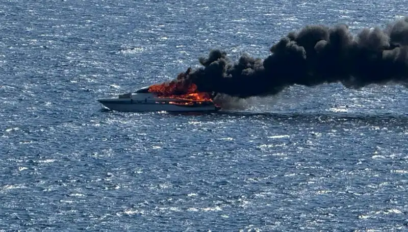 İzmir'de Motoryat Alev Alev Yandı: Alevlerin Sebebi Ne Olabilir?