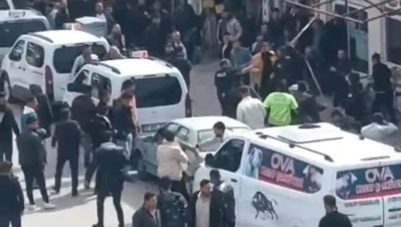 Erciş'te Taşlı Sopalı Kavga: Hem Sosyal Medya Hem Güvenlik Kameraları Her Şeyi Kaydetti