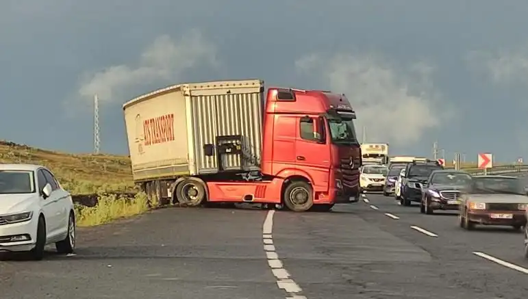 TIR Kaydı Kontrol Altında: Yol Kapanınca Uzun Kuyruklar Oluştu